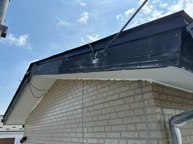 仙台市泉区で破風・鼻隠しの塗装前調査、色あせと塗膜剥がれに加えて板金内部の木部劣化を確認